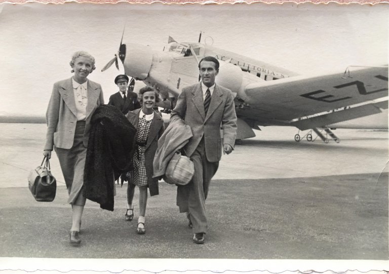 Rückkehr aus jährlichem Sommerurlaub im kroatischen Opatija wenige Wochen vor der Flucht: Margit Pauson mit ihren Eltern Emilie und Robert.