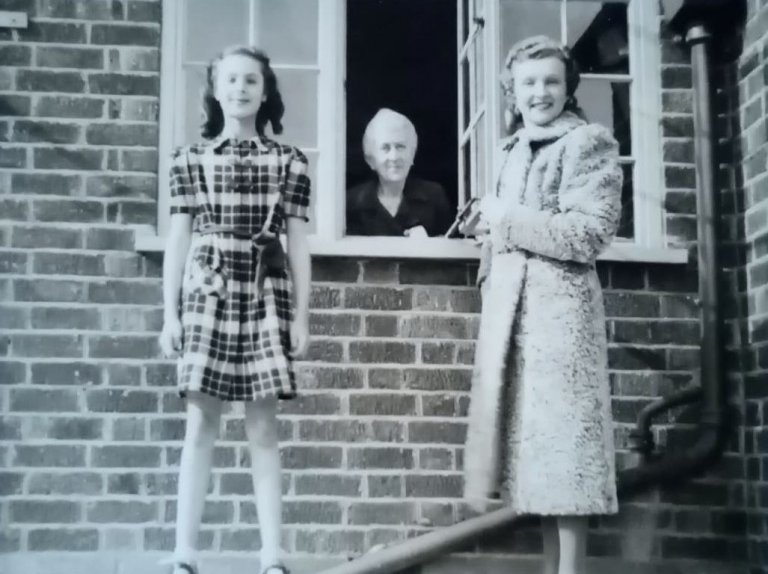 Juni 1939: Margit, Rosa und Emilie Pauson im gemieteten Häuschen in Leicester